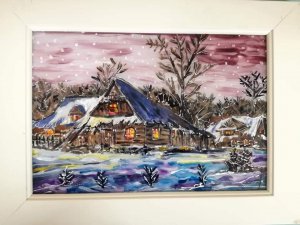 obrazek malowany na szkle, w białej ramie, przedstawia wiejską chatę, zimowy wieczór, pada śnieg